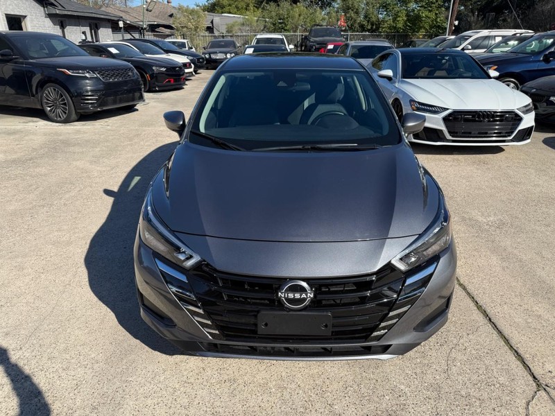 Nissan Versa Vehicle Full-screen Gallery Image 03