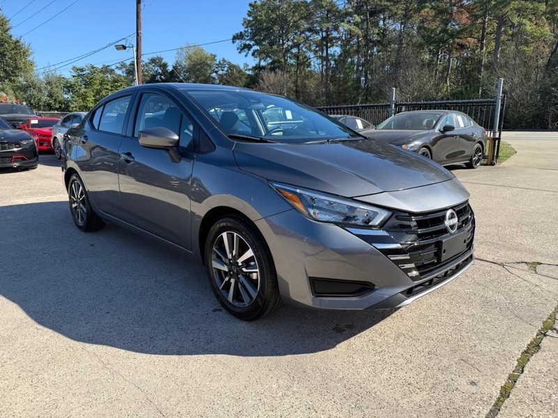 Nissan Versa Vehicle Full-screen Gallery Image 04