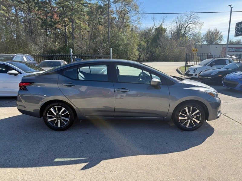 Nissan Versa Vehicle Full-screen Gallery Image 05