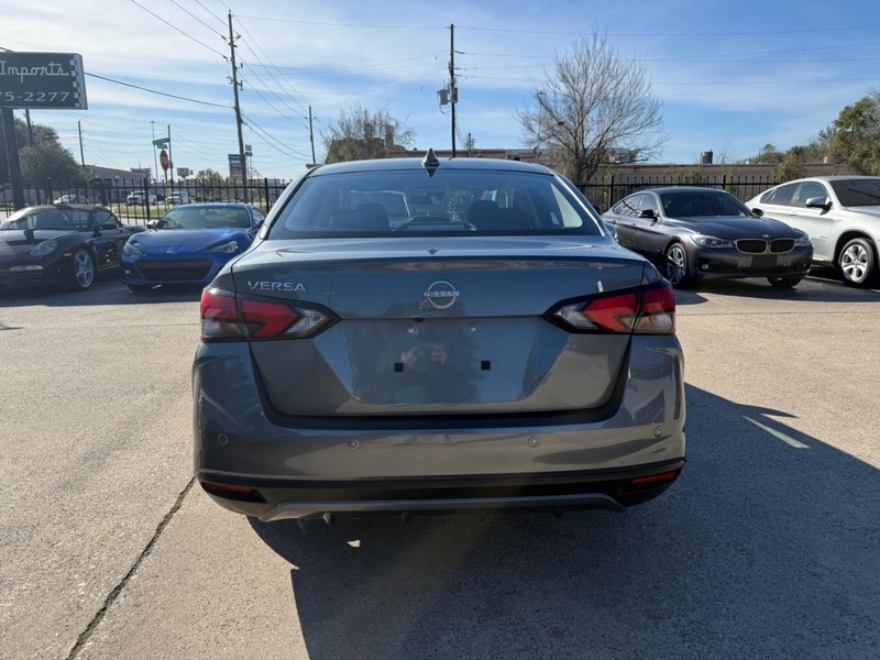 Nissan Versa Vehicle Full-screen Gallery Image 06