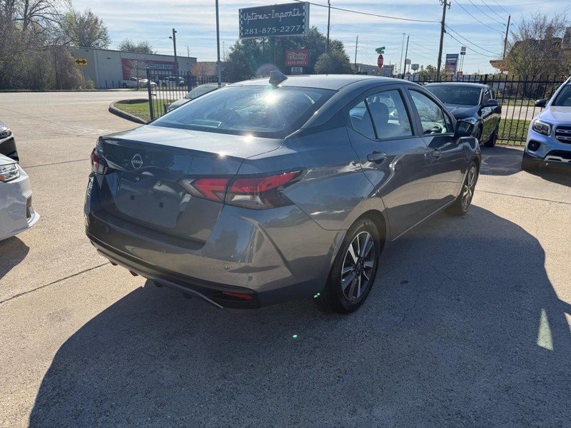 Nissan Versa Vehicle Full-screen Gallery Image 07