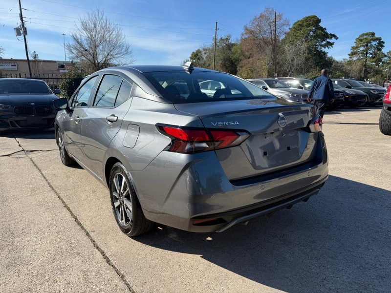 Nissan Versa Vehicle Full-screen Gallery Image 08