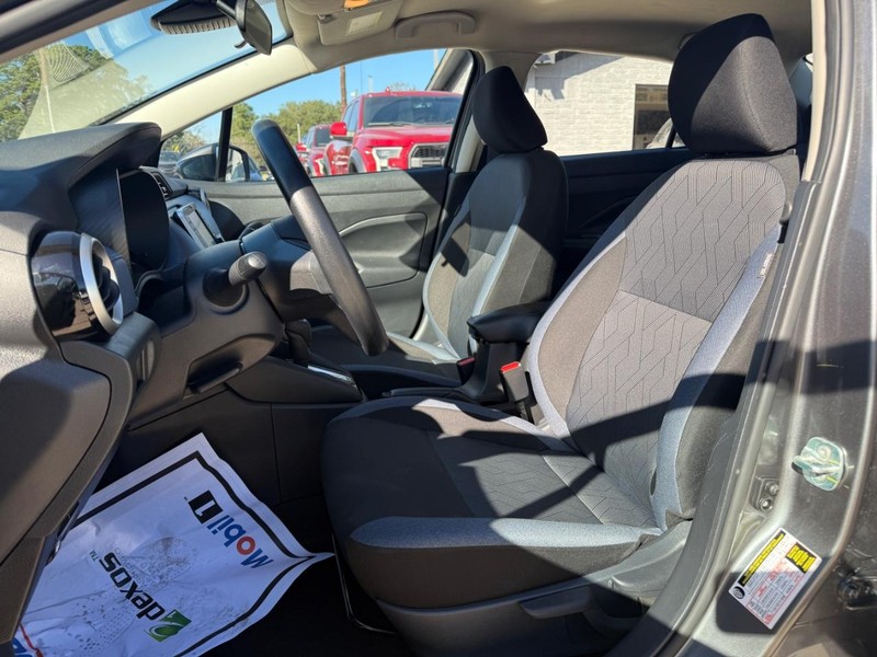 Nissan Versa Vehicle Full-screen Gallery Image 11