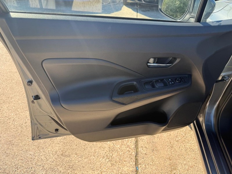 Nissan Versa Vehicle Full-screen Gallery Image 12