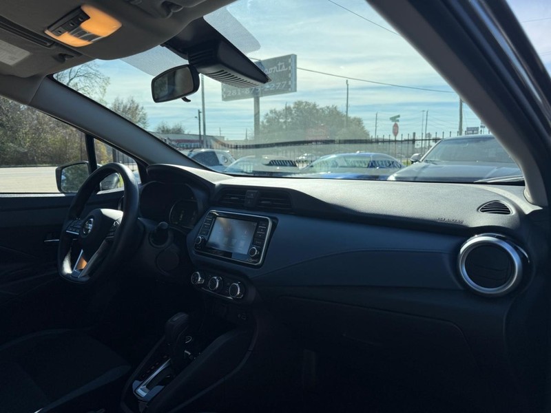 Nissan Versa Vehicle Full-screen Gallery Image 13