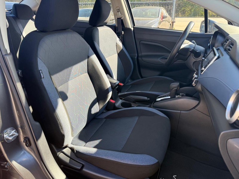 Nissan Versa Vehicle Full-screen Gallery Image 14