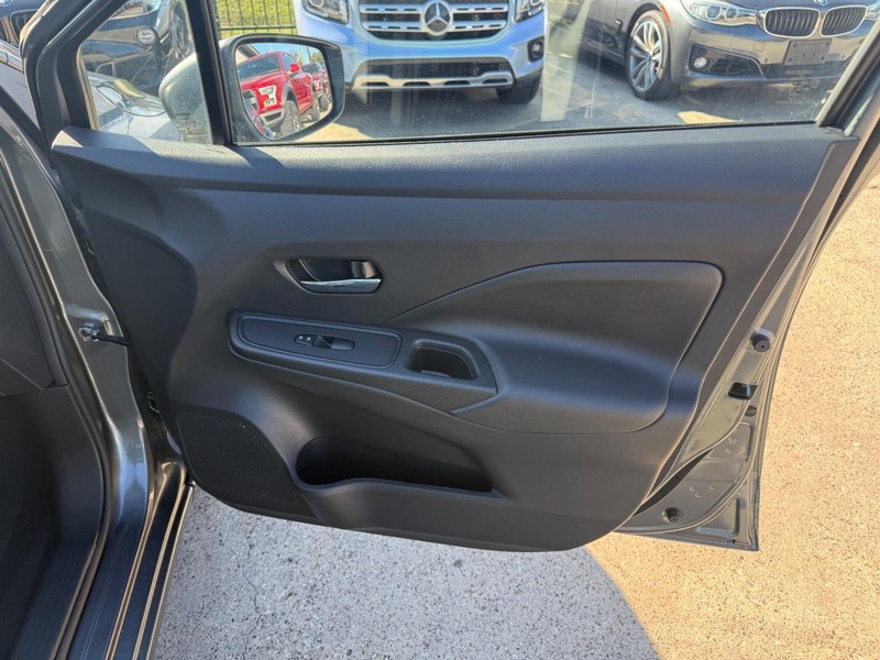 Nissan Versa Vehicle Full-screen Gallery Image 15