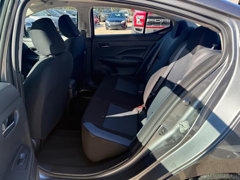 Nissan Versa Vehicle Full-screen Gallery Image 18