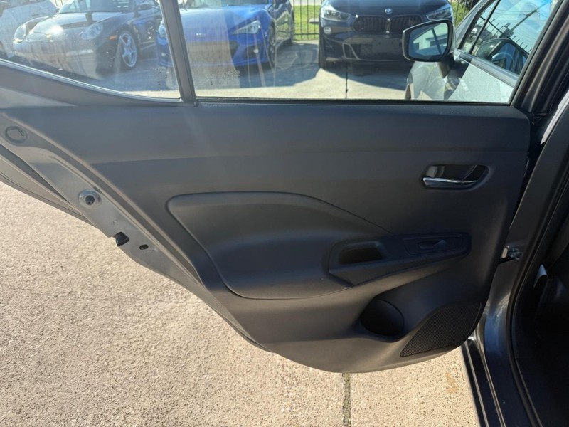 Nissan Versa Vehicle Full-screen Gallery Image 19