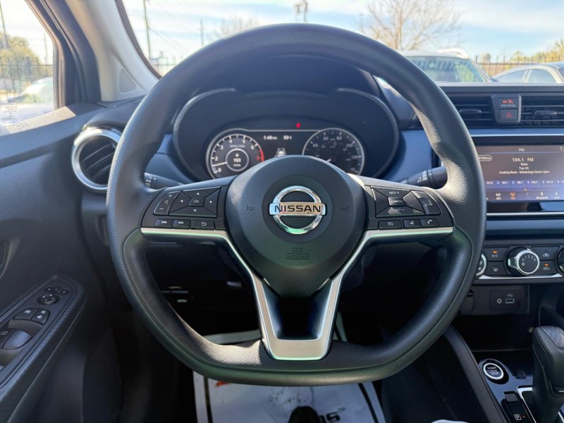 Nissan Versa Vehicle Full-screen Gallery Image 20