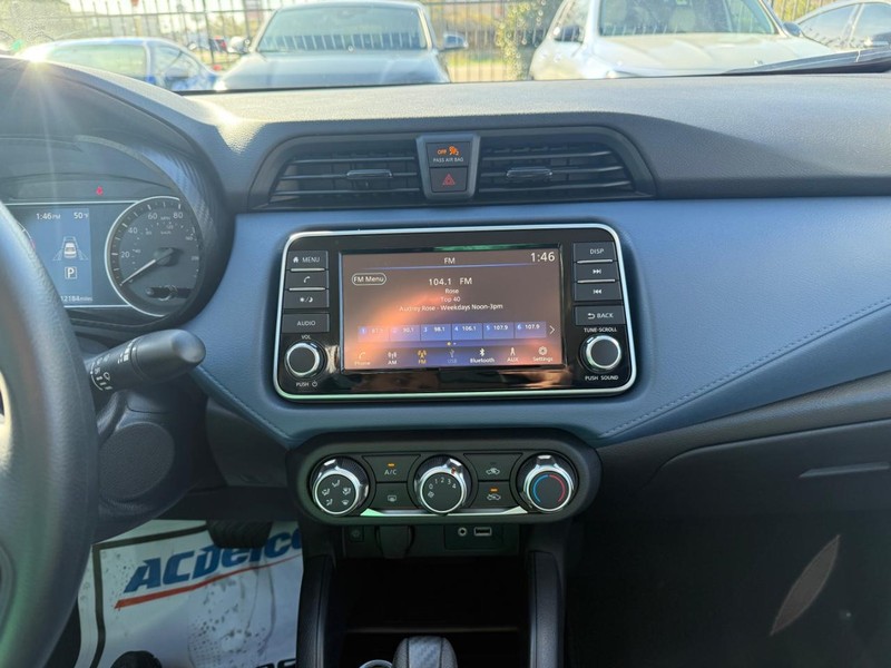 Nissan Versa Vehicle Full-screen Gallery Image 22