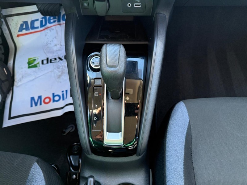 Nissan Versa Vehicle Full-screen Gallery Image 23