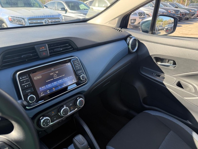 Nissan Versa Vehicle Full-screen Gallery Image 24