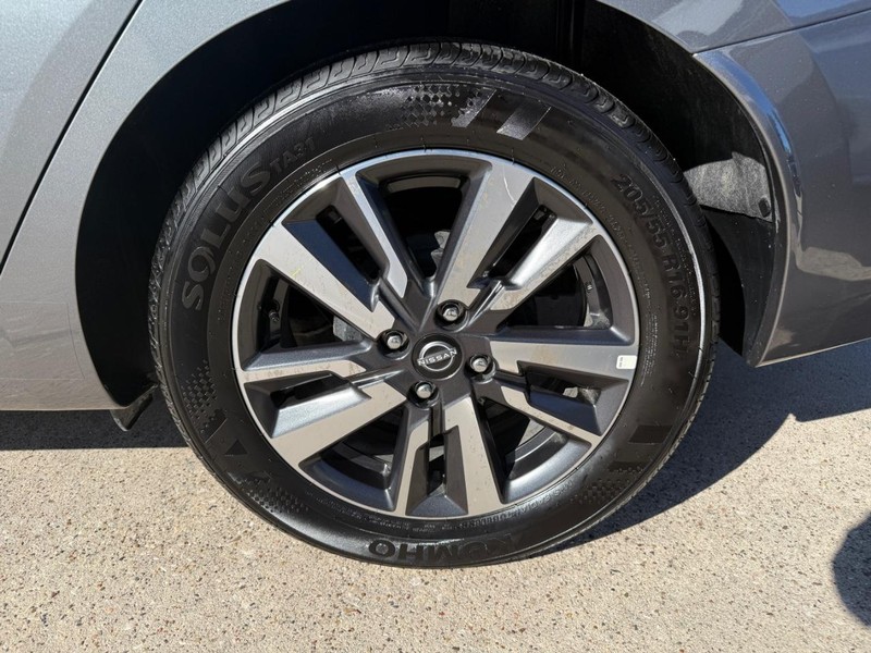 Nissan Versa Vehicle Full-screen Gallery Image 27