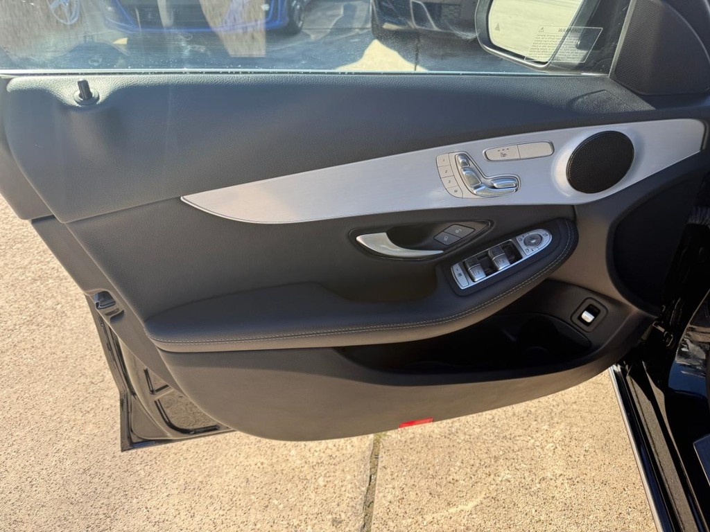 Mercedes-Benz C 300 Vehicle Full-screen Gallery Image 12