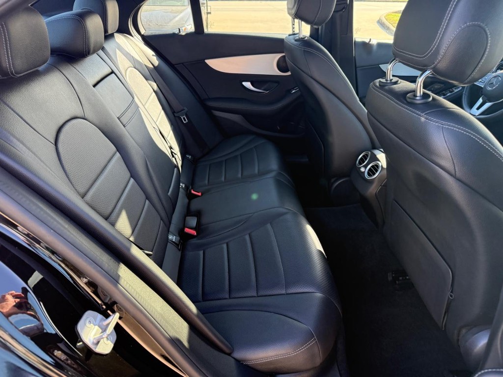 Mercedes-Benz C 300 Vehicle Full-screen Gallery Image 16