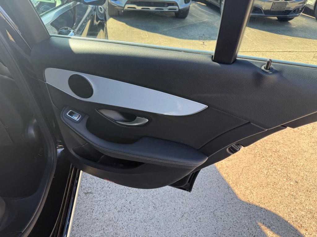 Mercedes-Benz C 300 Vehicle Full-screen Gallery Image 17