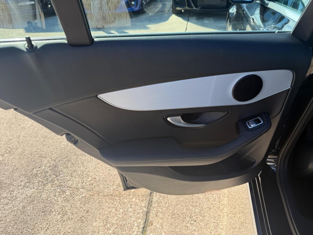 Mercedes-Benz C 300 Vehicle Full-screen Gallery Image 19