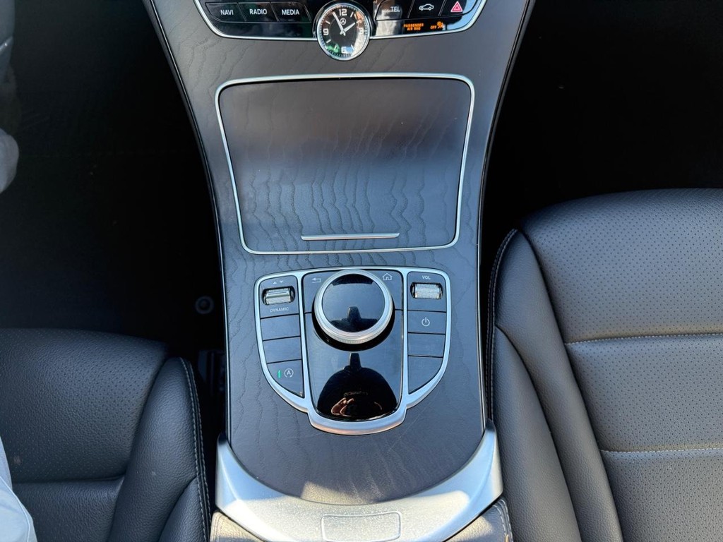 Mercedes-Benz C 300 Vehicle Full-screen Gallery Image 23
