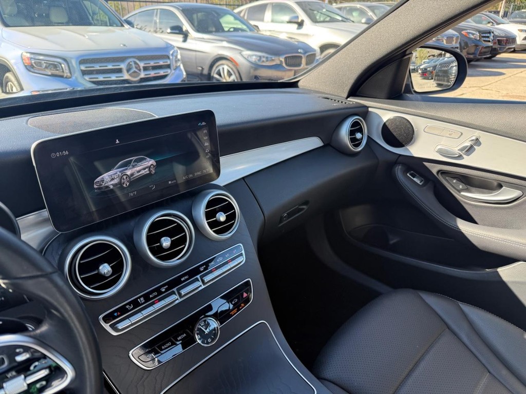 Mercedes-Benz C 300 Vehicle Full-screen Gallery Image 24