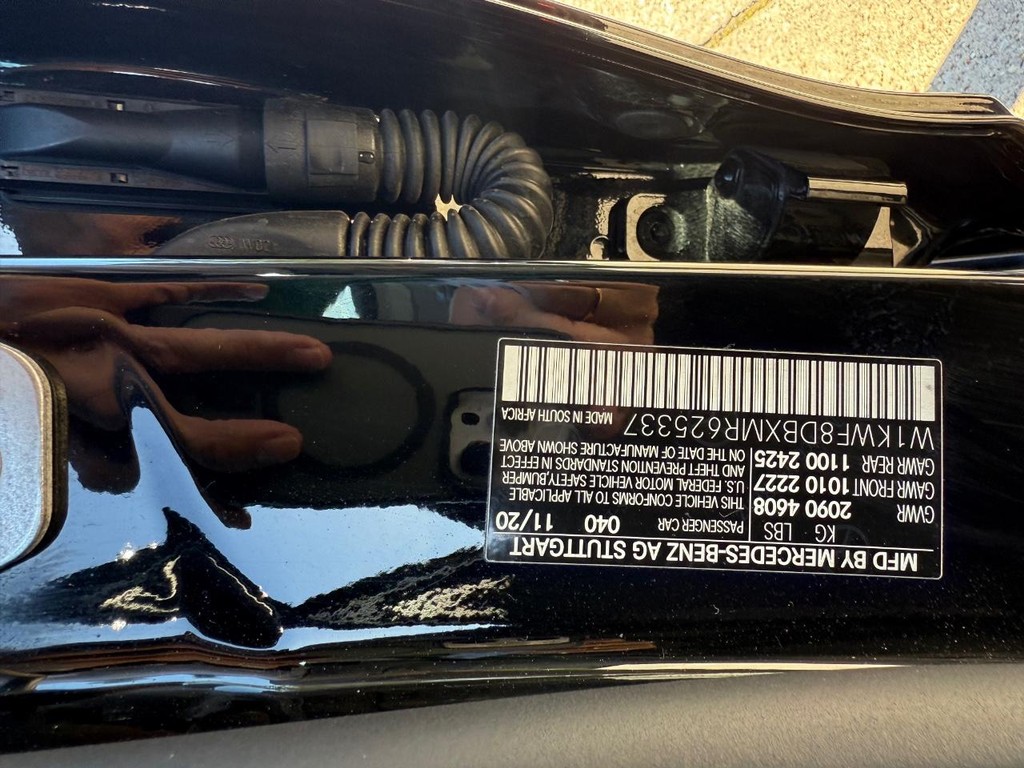 Mercedes-Benz C 300 Vehicle Full-screen Gallery Image 28