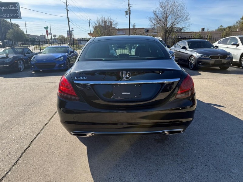 Mercedes-Benz C 300 Vehicle Full-screen Gallery Image 07