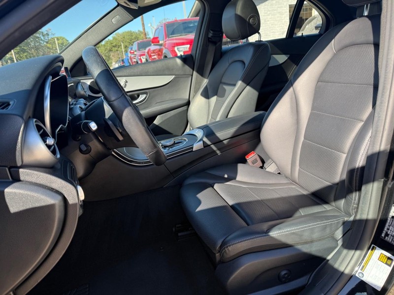 Mercedes-Benz C 300 Vehicle Full-screen Gallery Image 11