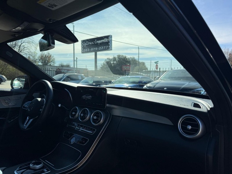 Mercedes-Benz C 300 Vehicle Full-screen Gallery Image 13