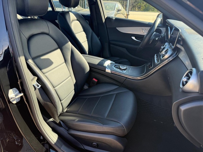 Mercedes-Benz C 300 Vehicle Full-screen Gallery Image 14