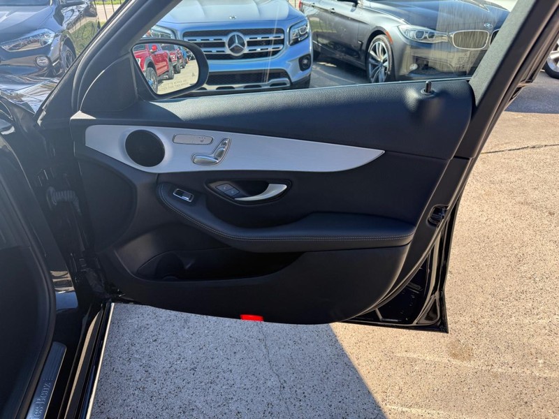 Mercedes-Benz C 300 Vehicle Full-screen Gallery Image 15