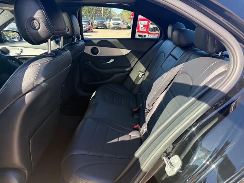 Mercedes-Benz C 300 Vehicle Full-screen Gallery Image 18