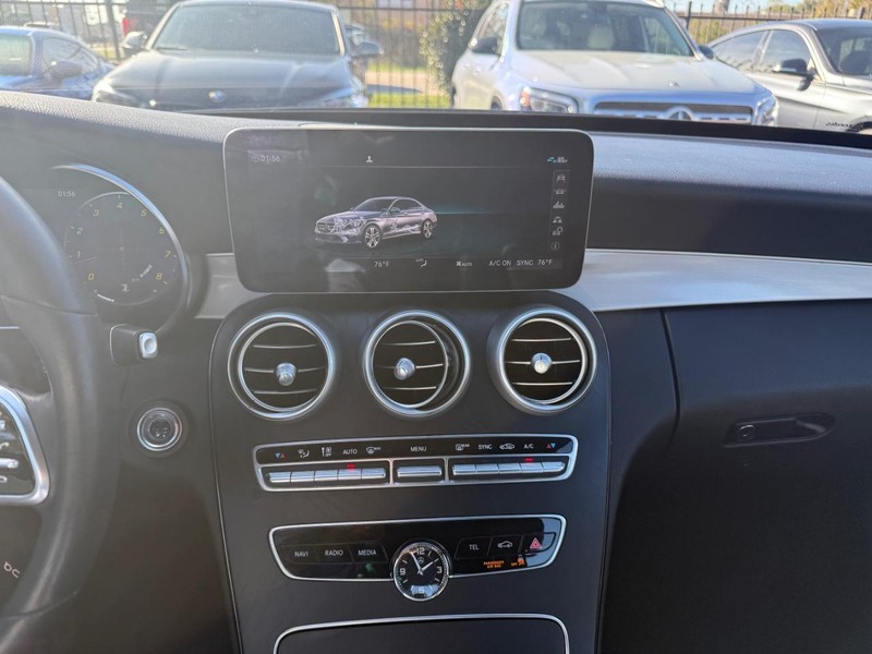 Mercedes-Benz C 300 Vehicle Full-screen Gallery Image 22