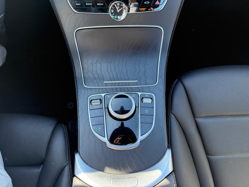 Mercedes-Benz C 300 Vehicle Full-screen Gallery Image 23