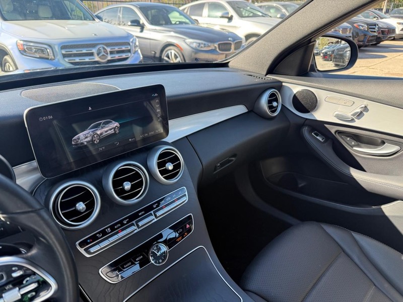 Mercedes-Benz C 300 Vehicle Full-screen Gallery Image 24