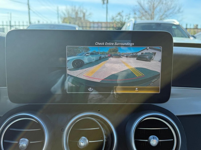 Mercedes-Benz C 300 Vehicle Full-screen Gallery Image 25