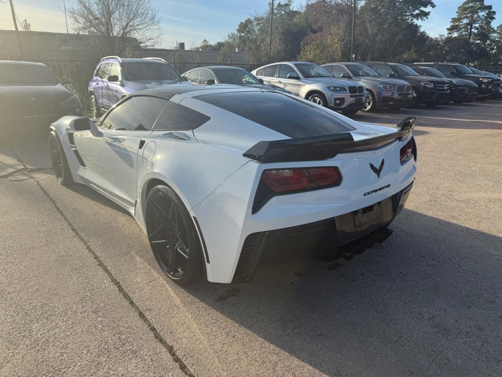 Chevrolet Corvette Vehicle Full-screen Gallery Image 09