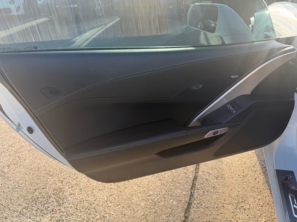 Chevrolet Corvette Vehicle Full-screen Gallery Image 13