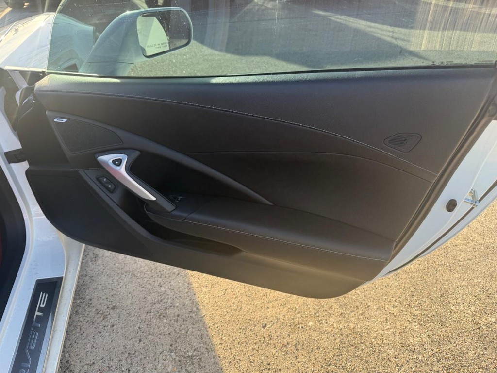 Chevrolet Corvette Vehicle Full-screen Gallery Image 16