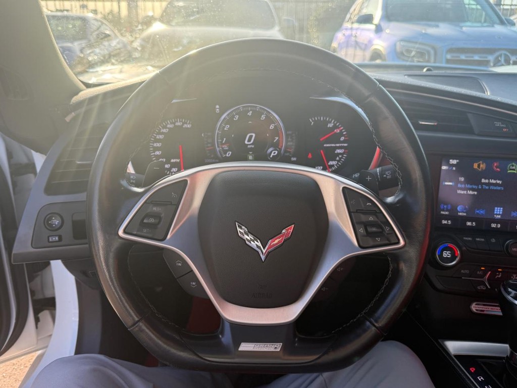 Chevrolet Corvette Vehicle Full-screen Gallery Image 17