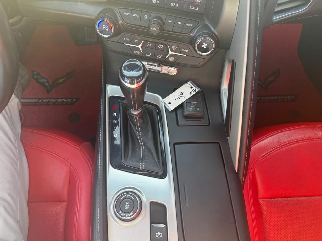 Chevrolet Corvette Vehicle Full-screen Gallery Image 19