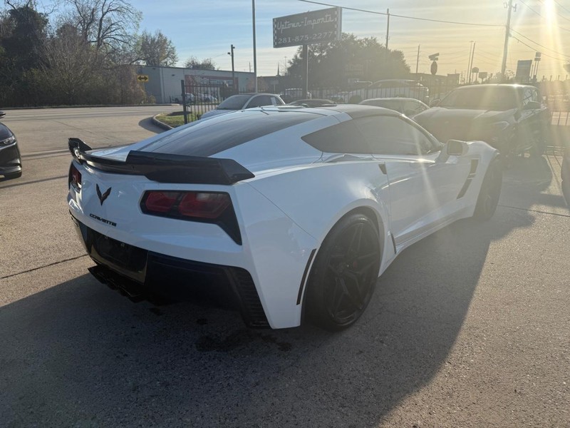 Chevrolet Corvette Vehicle Full-screen Gallery Image 04