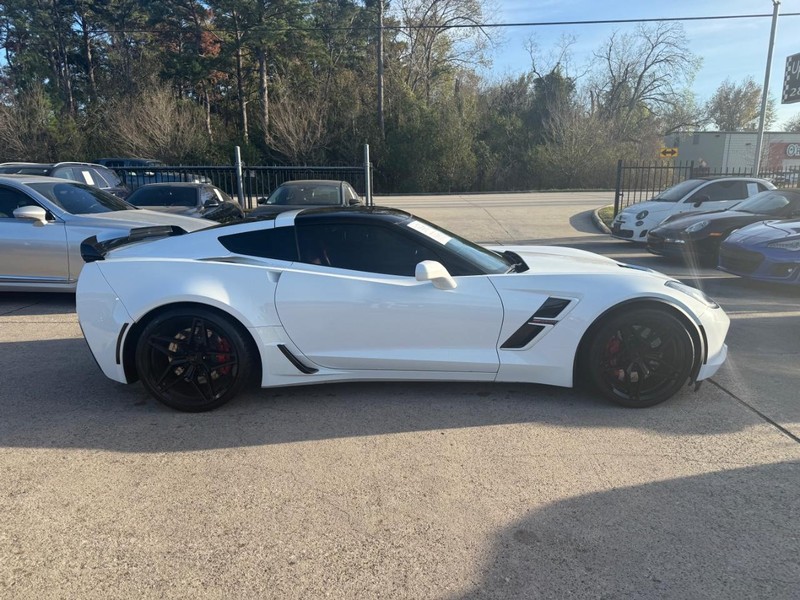 Chevrolet Corvette Vehicle Full-screen Gallery Image 05