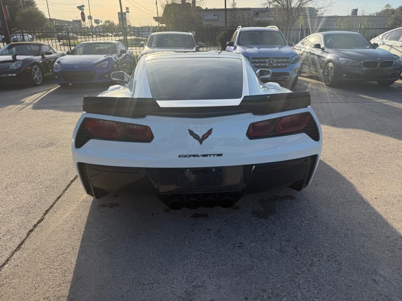 Chevrolet Corvette Vehicle Full-screen Gallery Image 08