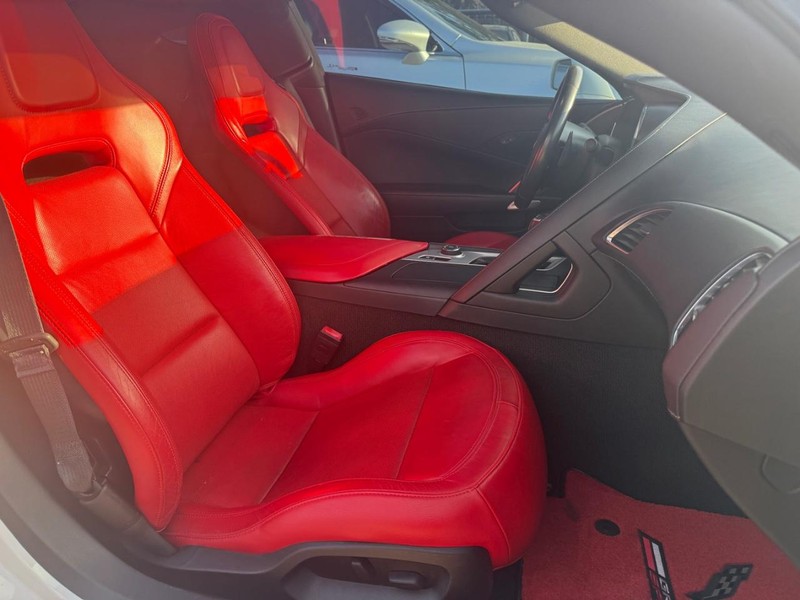 Chevrolet Corvette Vehicle Full-screen Gallery Image 15