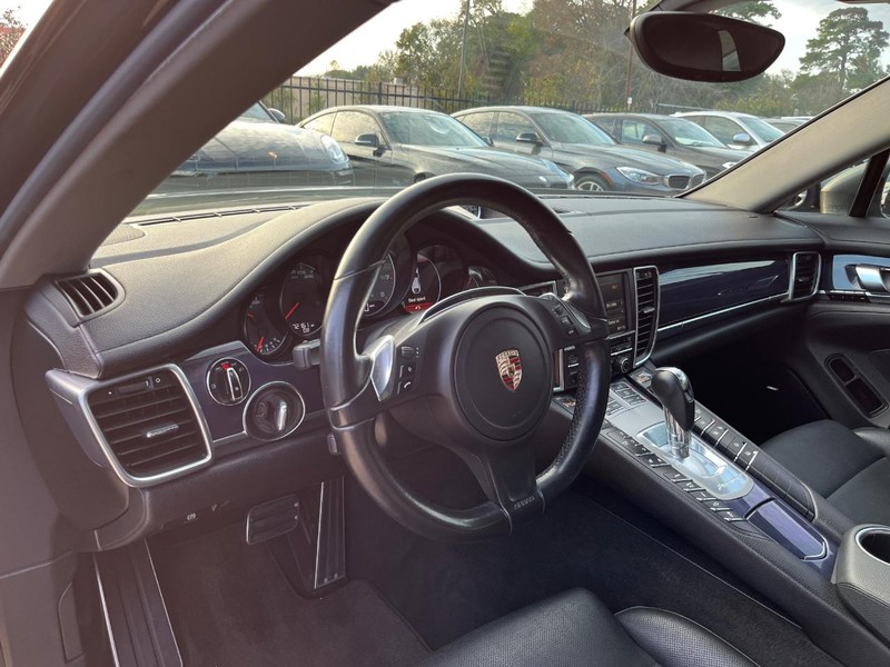 Porsche Panamera Vehicle Full-screen Gallery Image 10