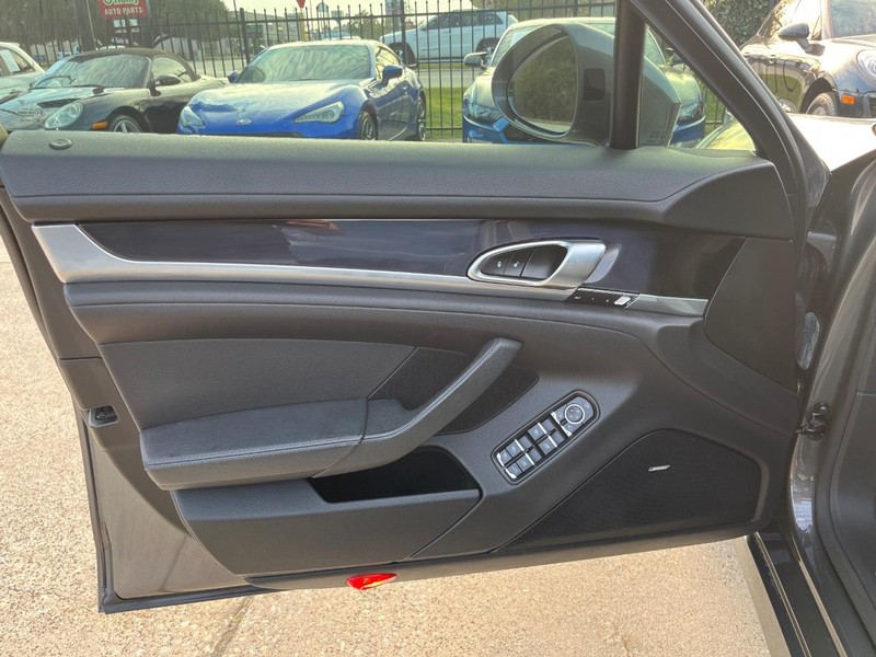Porsche Panamera Vehicle Full-screen Gallery Image 12