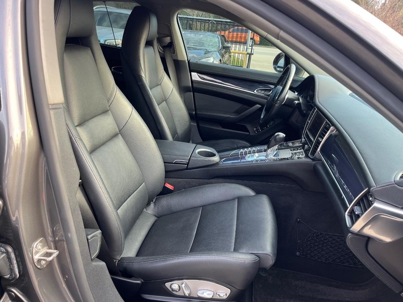 Porsche Panamera Vehicle Full-screen Gallery Image 14