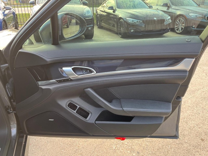 Porsche Panamera Vehicle Full-screen Gallery Image 15