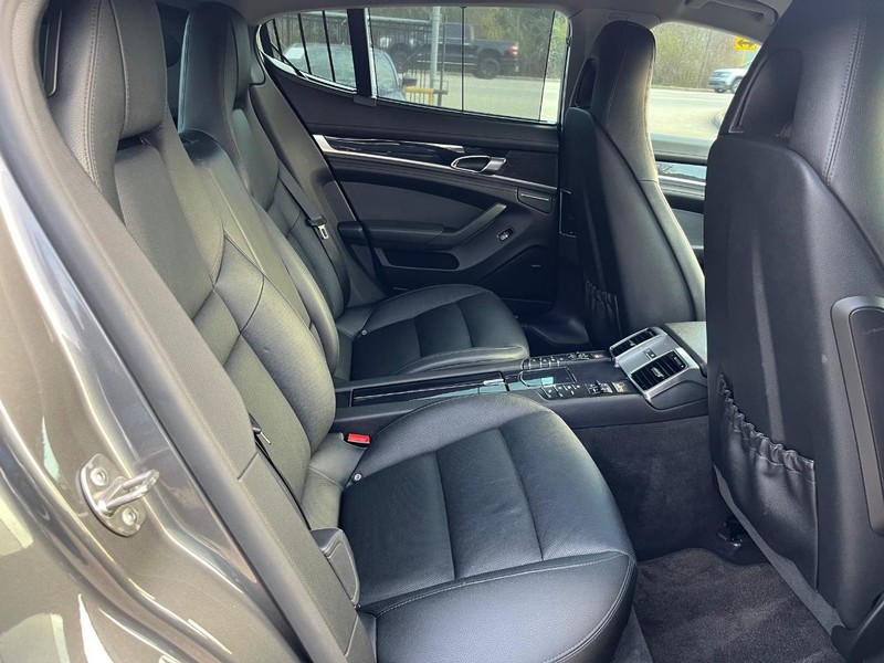 Porsche Panamera Vehicle Full-screen Gallery Image 16