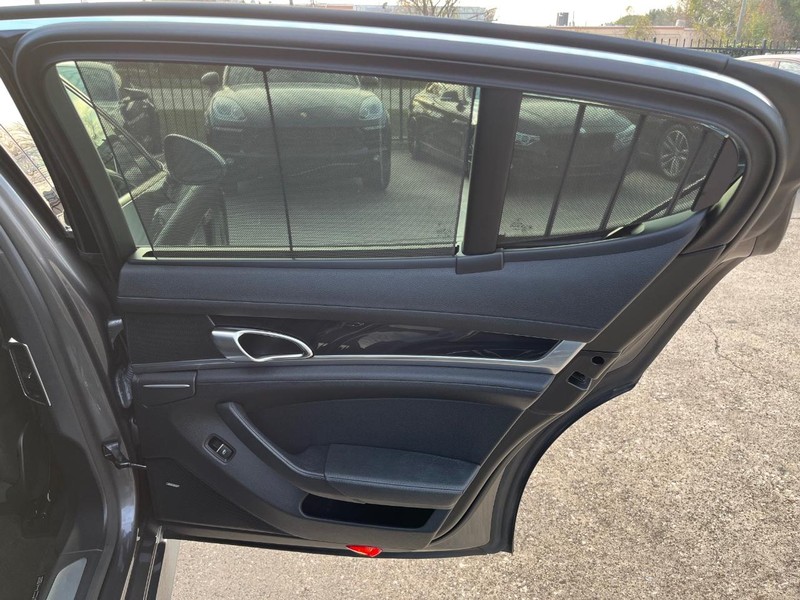 Porsche Panamera Vehicle Full-screen Gallery Image 17